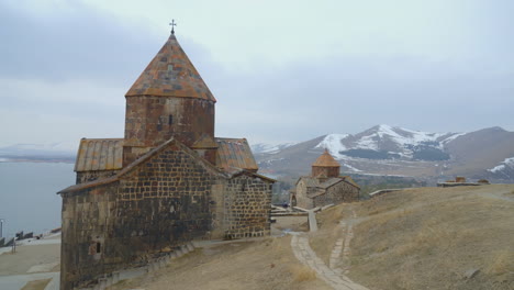 antiguo monasterio con vistas a las montañas y el lago