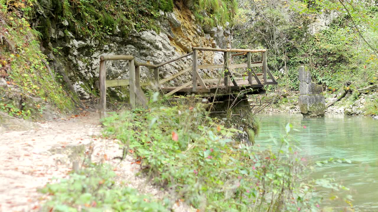 flussufer in einer schlucht