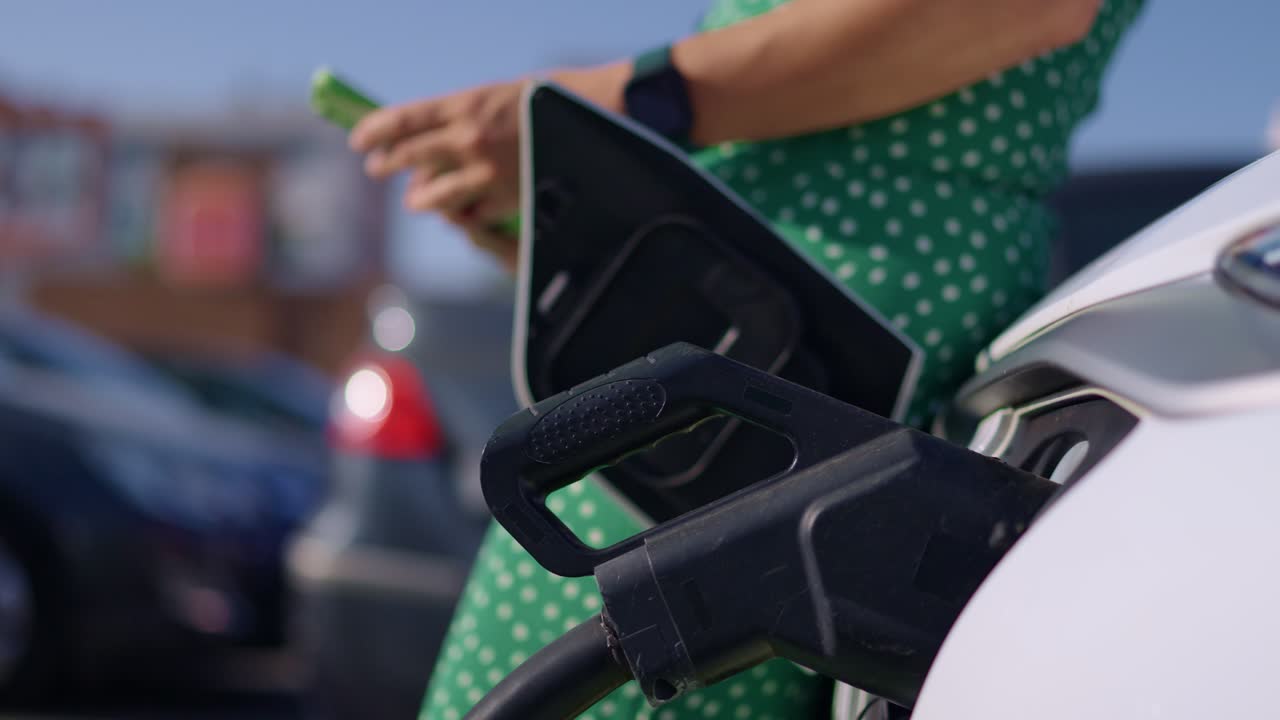 전기 차량을 충전하는 여성