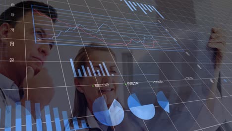 animación del procesamiento de datos financieros sobre dos médicos caucásicos