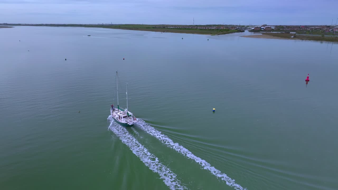 volando hacia el yate en aguas tranquilas en un río ancho