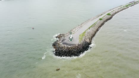 vista aérea de drones rodeando un faro