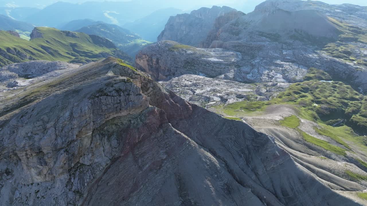 vista aérea de los escarpados picos de las montañas y los verdes valles de los dolomitas