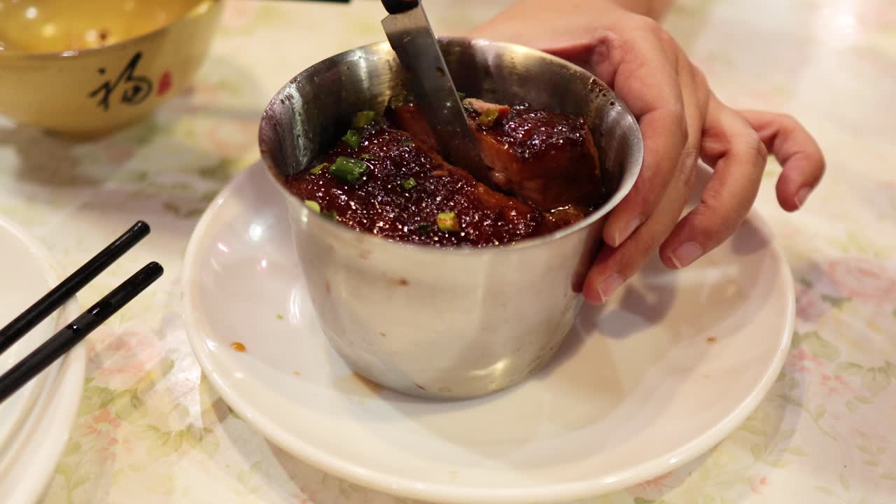 음식 시장 에서 전통 음식 을 맛보고 있다