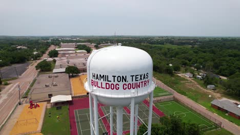 Imágenes-Aéreas-De-Una-Torre-De-Agua-En-La-Ciudad-De-Hamilton,-Texas.