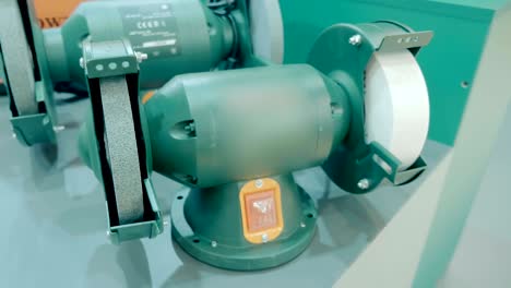 se presenta para su revisión una nueva piedra de molienda eléctrica profesional con dos discos