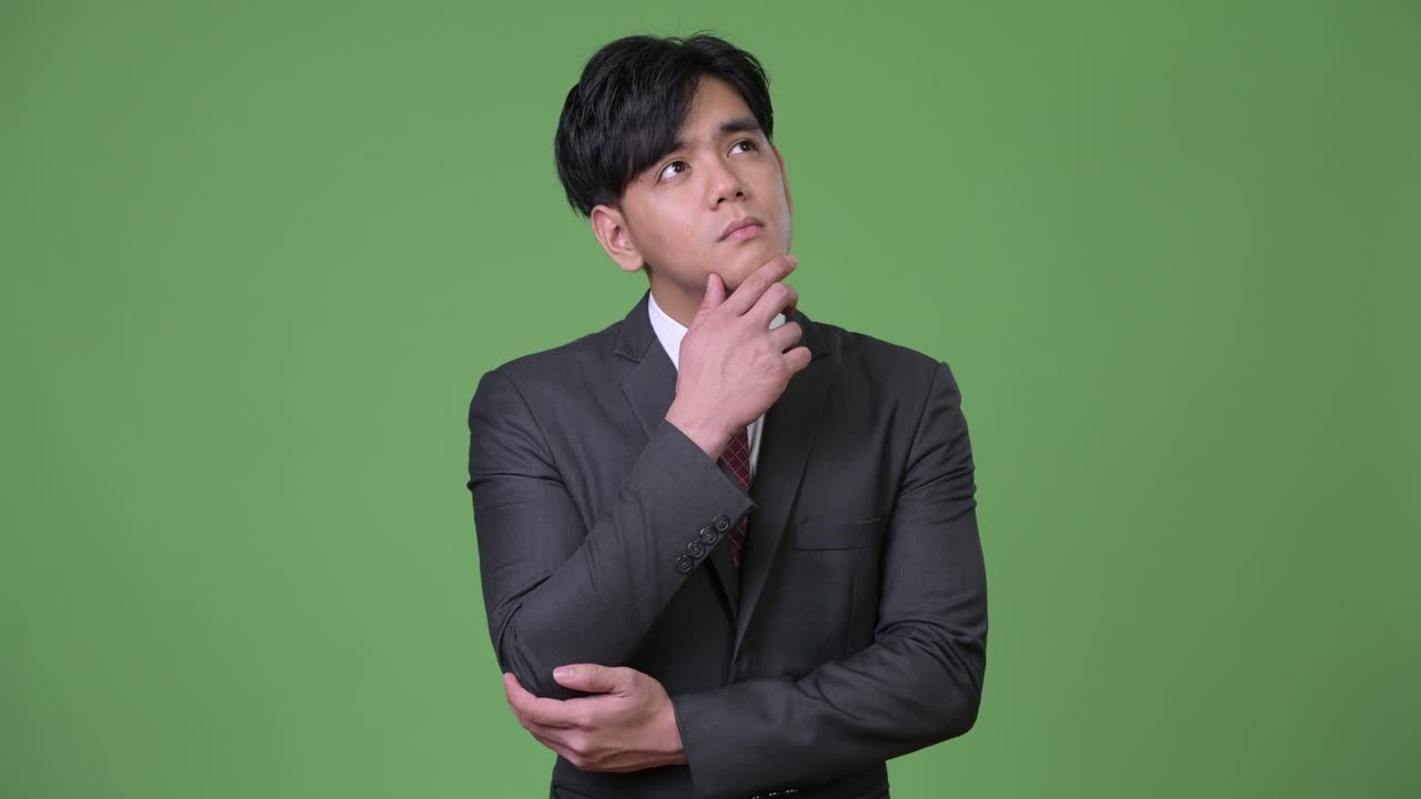 젊은 잘생긴 아시아 사업가 생각