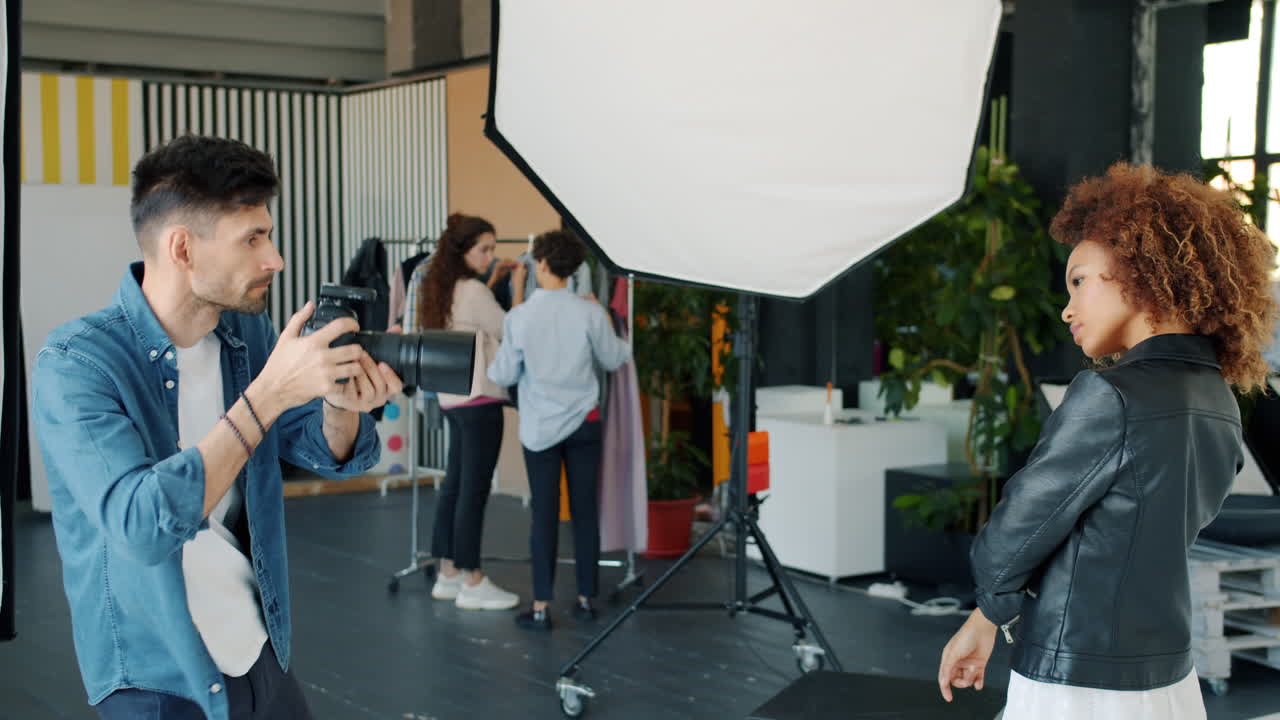sesión de fotografía de moda en un estudio