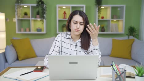 una joven mujer de negocios aburrida y independiente.