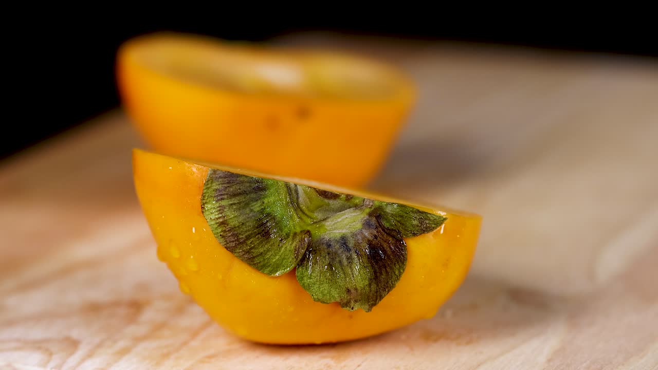 primer plano de rebanadas de caqui en una tabla