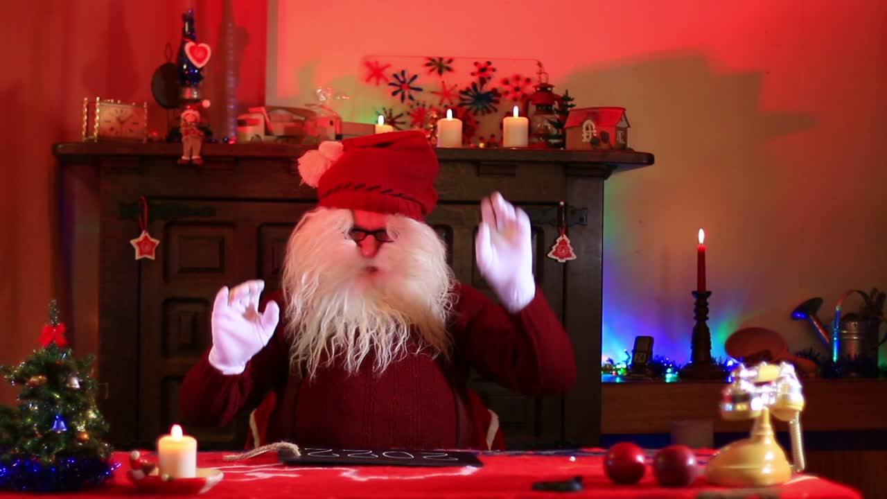 분필 칠판에 2022년 메모를 보여주는 산타클로스