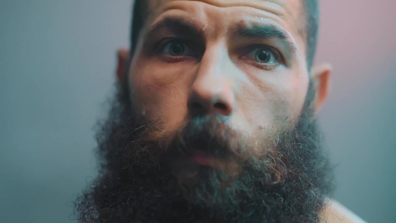 Primo piano intenso di un uomo sudato con la barba folta