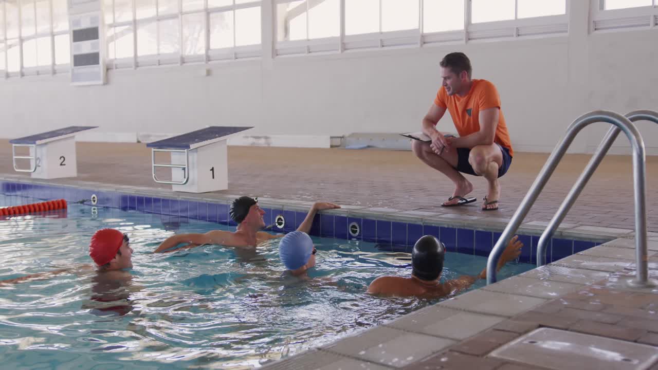 entrenador de natación hablando con los nadadores