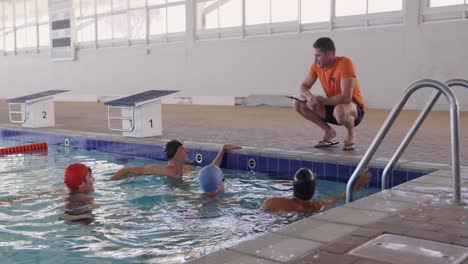 Entrenador-De-Natación-Hablando-Con-Nadadores.