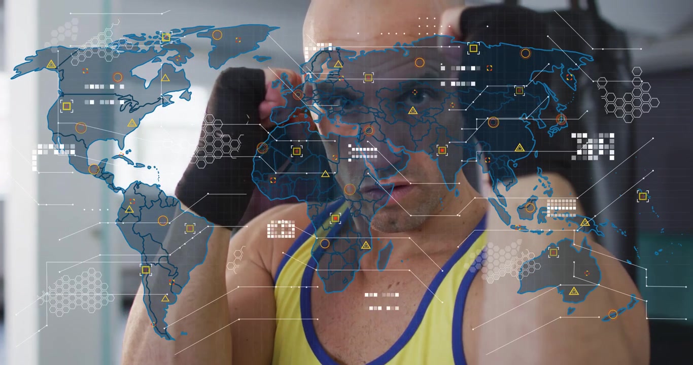 Homem em forma ajustando as faixas de pulso, em posição de guarda na academia, preparando-se para o sparring, com um HUD aparecendo.