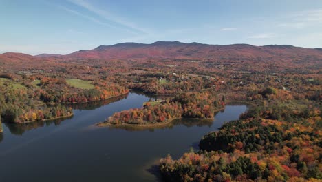 Color-De-Las-Hojas-De-Otoño-De-Nueva-Inglaterra-Sobre-El-Lago-Vermont-En-Otoño