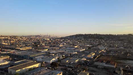 Dieses-Drohnenmaterial-Fängt-Einen-Ruhigen-Vorbeiflug-über-Dem-Bayview-Viertel-In-San-Francisco-Bei-Sonnenaufgang-Ein