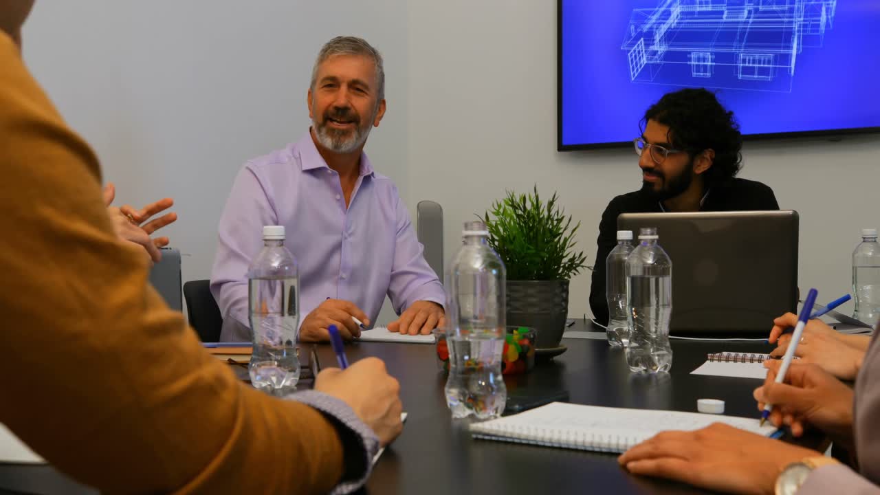 colegas de negocios interactuando entre sí en la sala de conferencias 4k