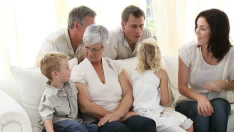 Familia-Sentada-En-El-Sofá