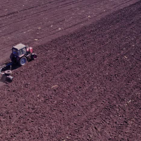 tractor arando un campo