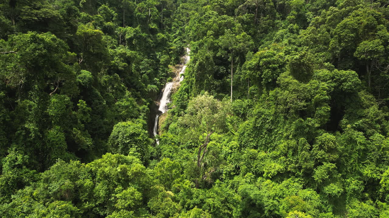 se acerca la revelación aérea de huay a la cascada en krabi, tailandia