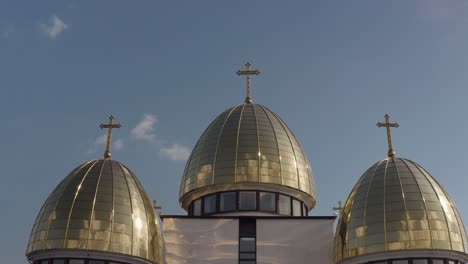 cúpulas doradas de una iglesia