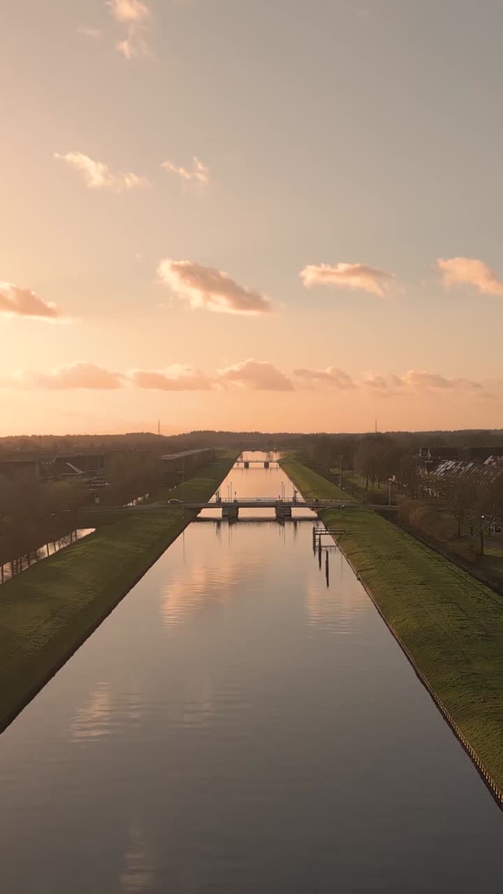 puente del canal al atardecer