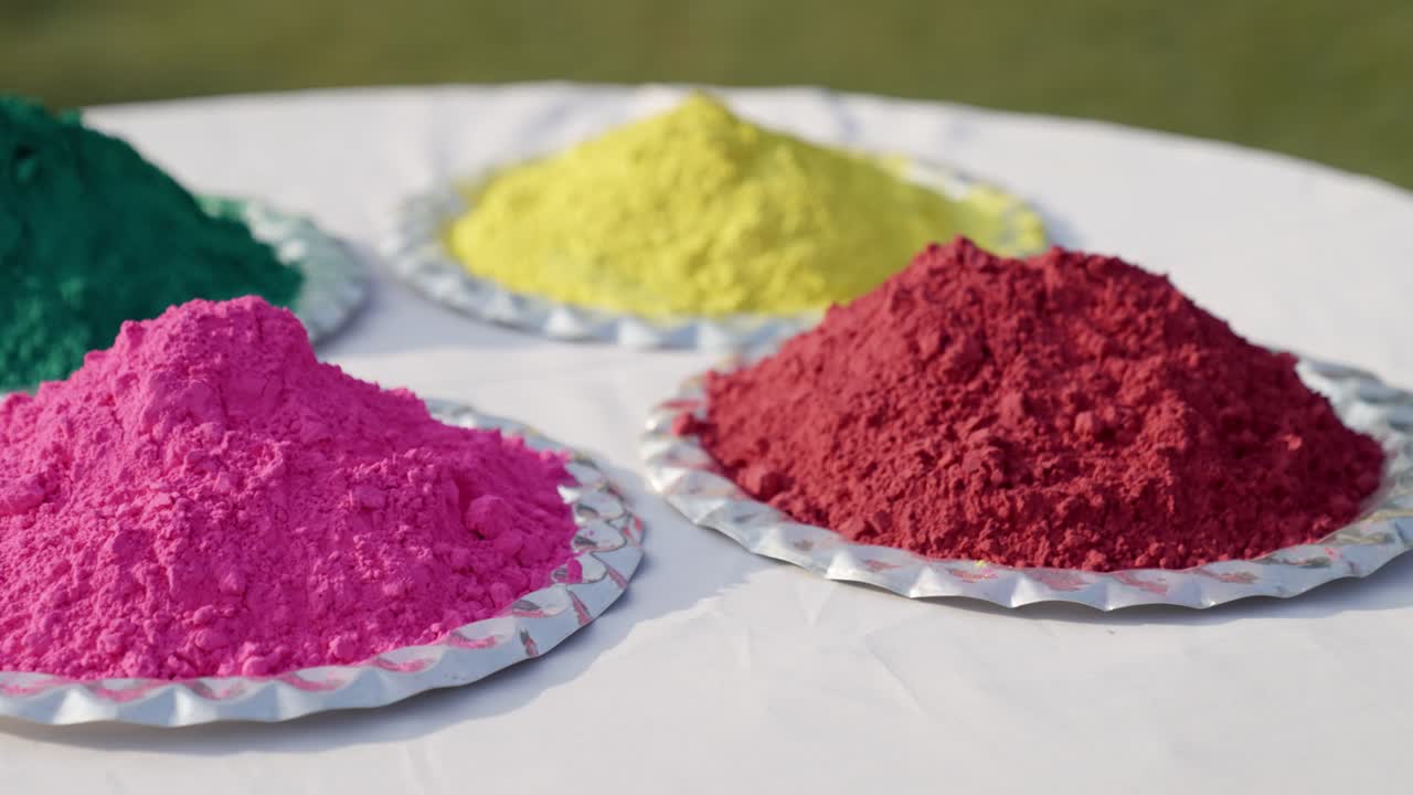 Imagem em plano médio de cores Holi em um prato.
