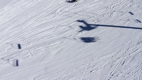 Las-Sombras-De-Un-Remonte-En-Funcionamiento-Contra-Una-Ladera-Cubierta-De-Nieve