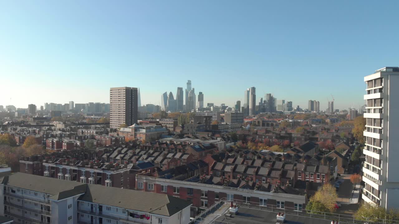 금융 센터를 바라보고 있는 주거용 런던의 드론 샷