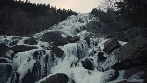 Hermosa-Cascada-De-Hielo-En-Vallee-Bras-du-nord,-Canadá--wide