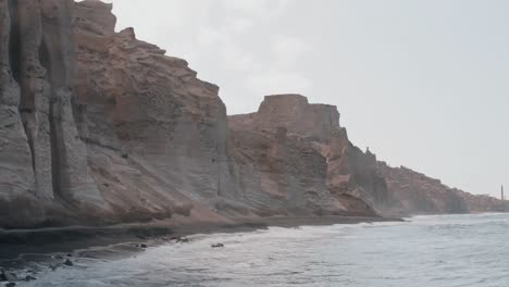 Lapso-de-tiempo-de-las-olas-en-la-playa-rocosa