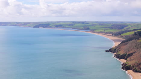 Amplia-Vista-Aérea-Sobre-La-Playa-De-Strete-Gate-Y-La-Reserva-Natural-Nacional-De-Slapton-Ley.