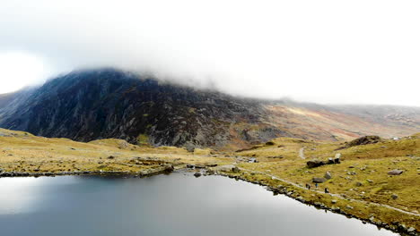 Cwm-Idwal-En-El-Valle-De-Ogwen-Con-Hermosas-Nubes-Y-Cielo