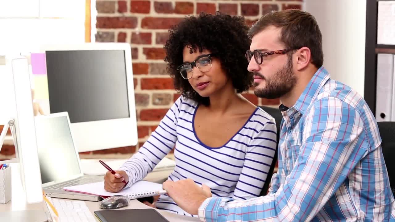 equipo de negocios casual trabajando en el escritorio con computadora