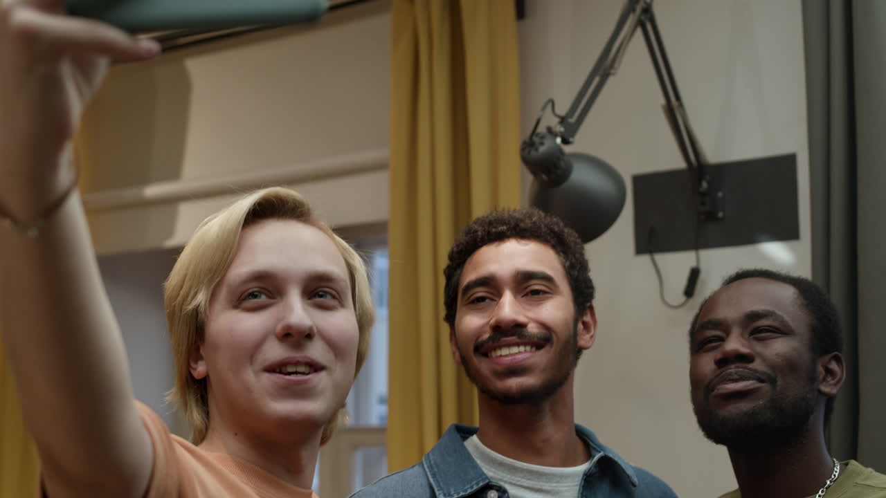 셀피 사진 을 찍기 위해 포즈 를 취 하는 남자 들