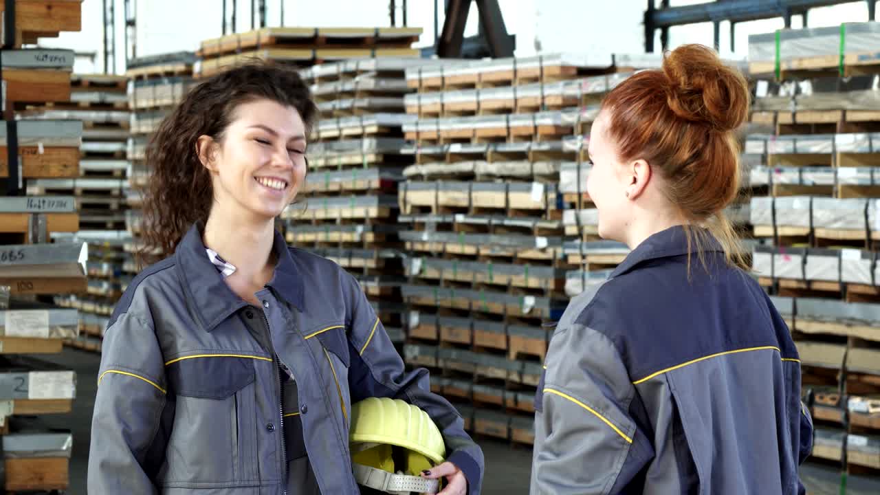 hermosa trabajadora de fábrica dando los cinco con su colega