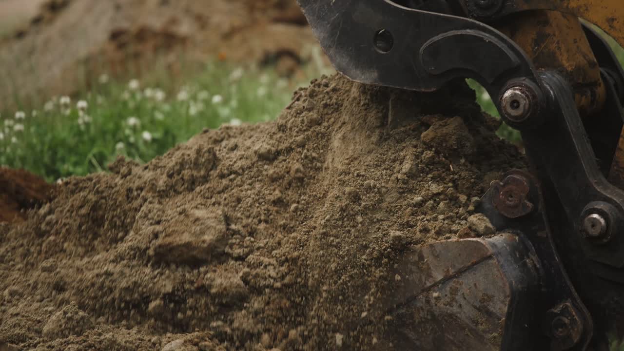 excavadora que trabaja en la demanda de vivienda construyendo edificios de apartamentos