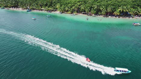 Barco-Navegando-En-Playa-Estrella