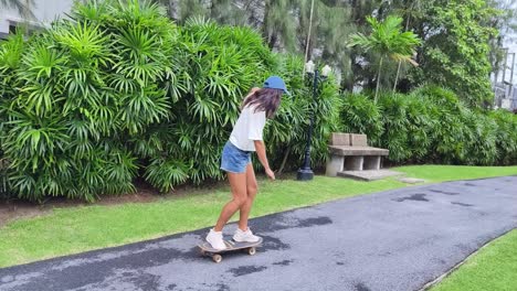una mujer patinando en un parque.