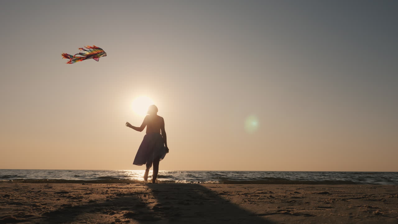 una familia joven pasa tiempo juntos activamente - juegan cometas