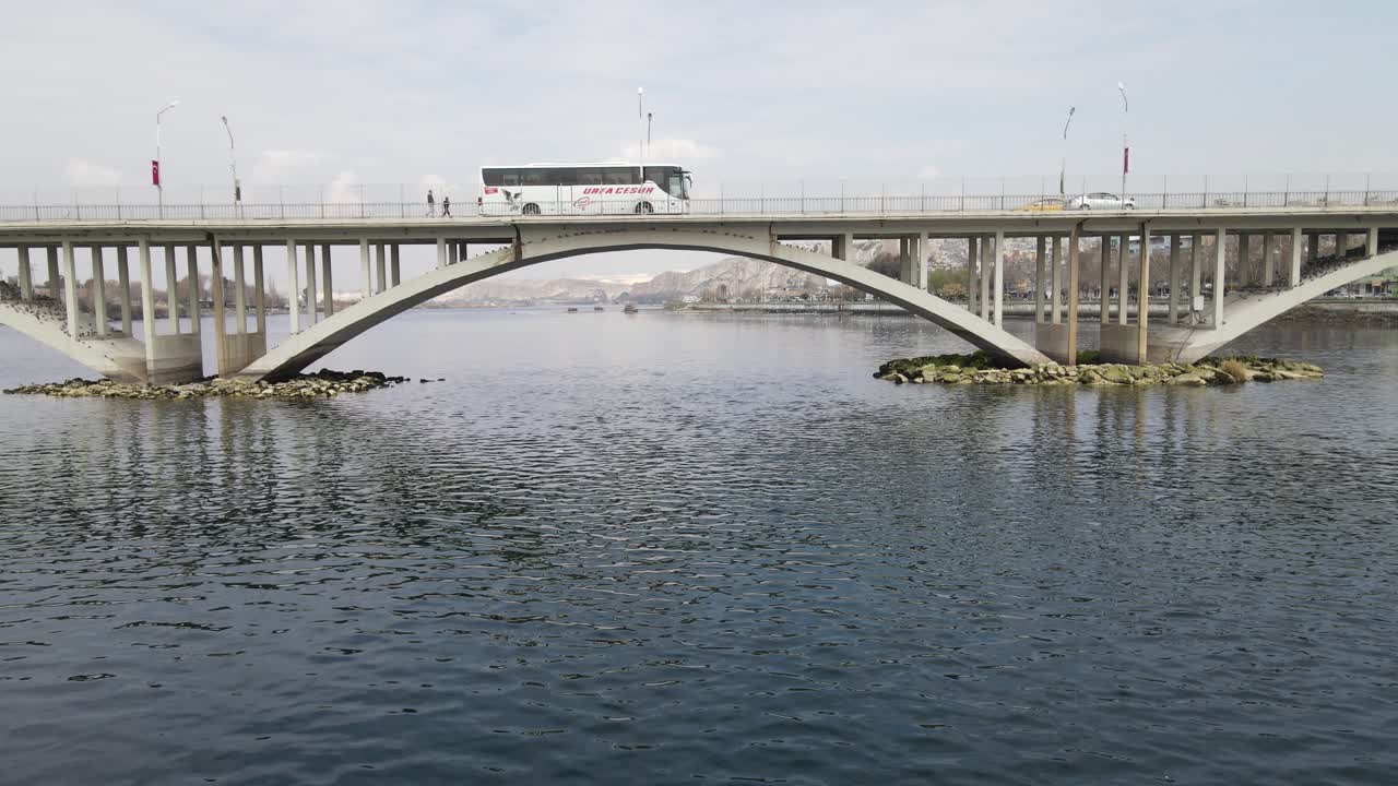 강을 가로지르는 다리