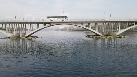 Puente-Sobre-El-Rio