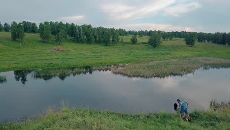 Vista-Aérea,-Pareja,-En,-Mezclilla,-Vestir,-Bailes,-En,-Pradera-Verde