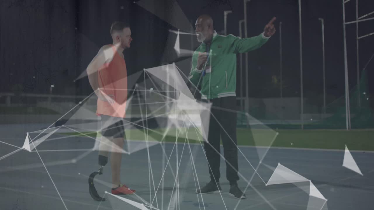 animación de formas geométricas sobre entrenador afroamericano y hombre caucásico con cuchilla de correr