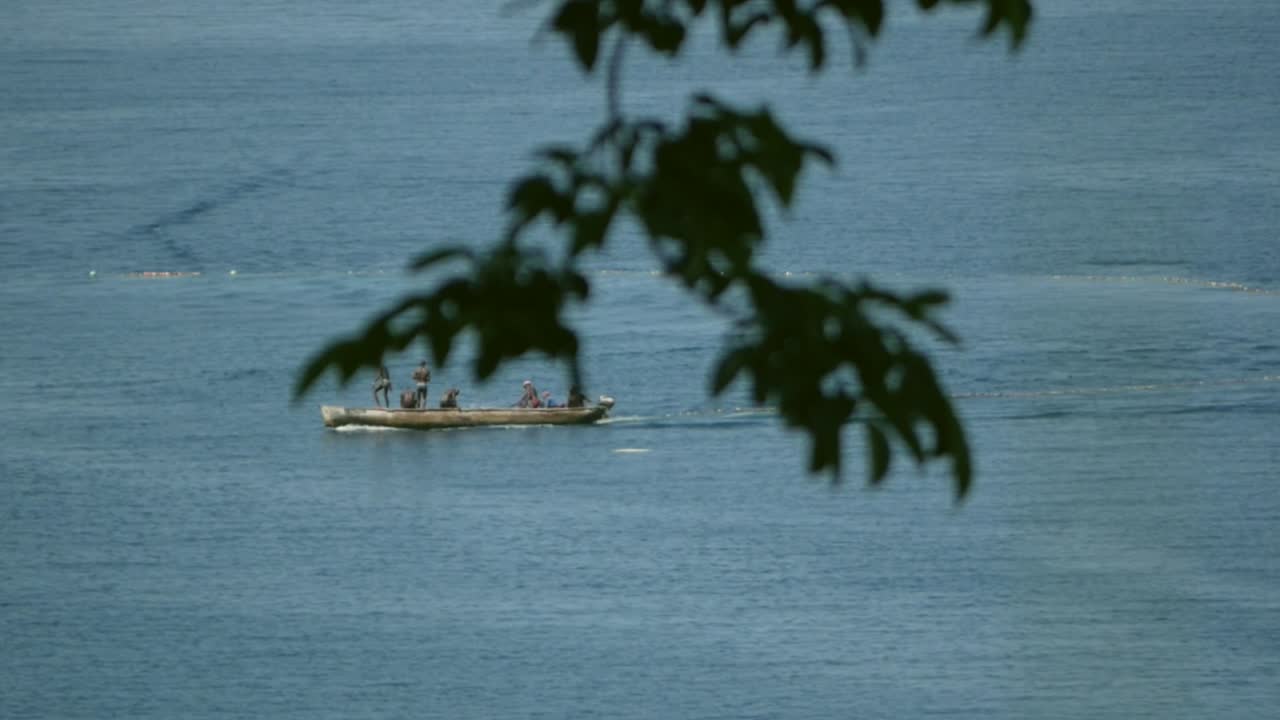 산토메 섬 해안 에서 나무 로 만든 스피드 보트 에서 그물 을 던지는 어부 들 - 멀리 찍은 사진