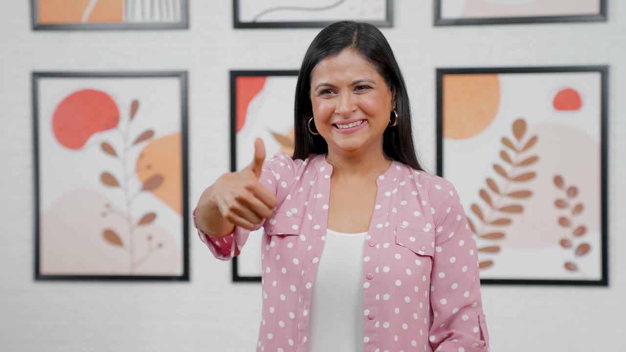 mujer india moderna mostrando los pulgares hacia arriba
