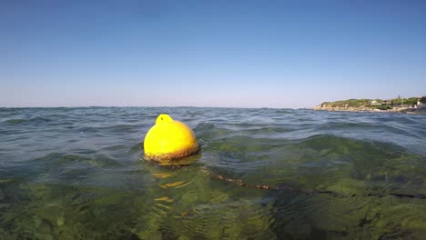 la boya amarilla se balancea, balanceándose en las olas del océano