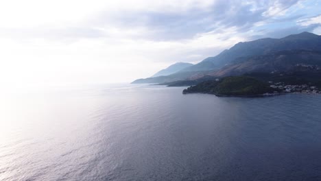toma aérea de la riviera albanesa nublada