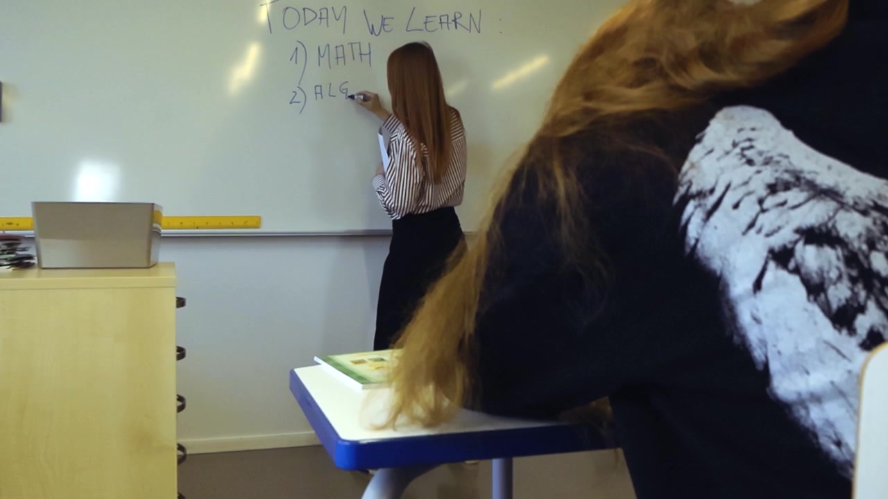 Giovane professoressa che scrive
